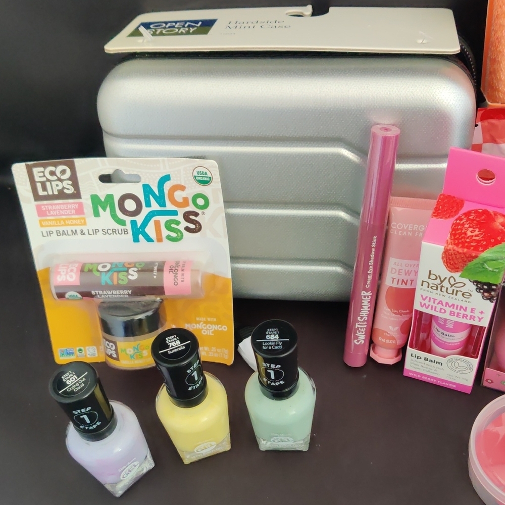 Beauty and Skincare Bundle In Hard Shell Cosmetic Case - Picture 2 of 5